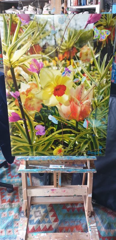 Schilderij van een bloeiende tuin met kleurrijke bloemen en groene planten.