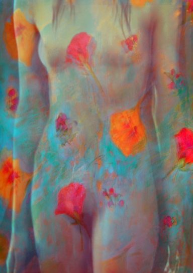 Vrouwelijk figuur bedekt met kleurrijke bloemen en abstracte patronen.